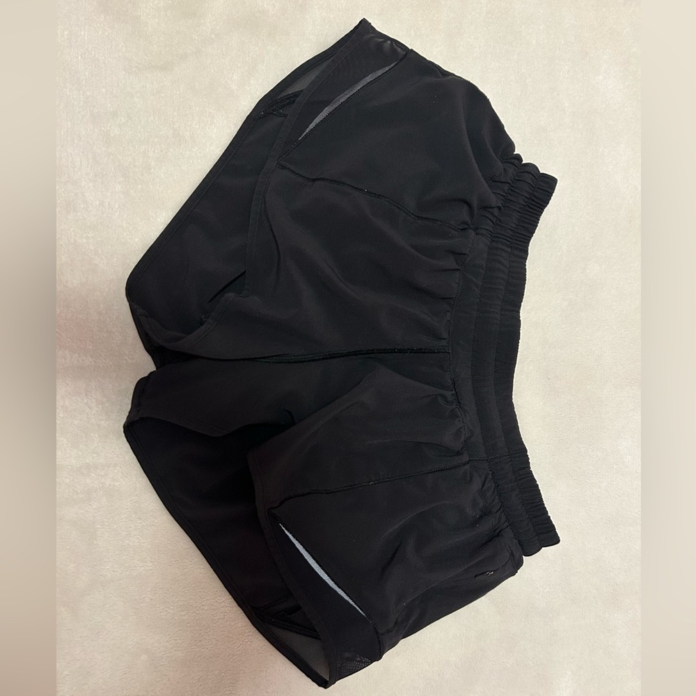 Black Lululemon hotty hot shorts 2.5 inch